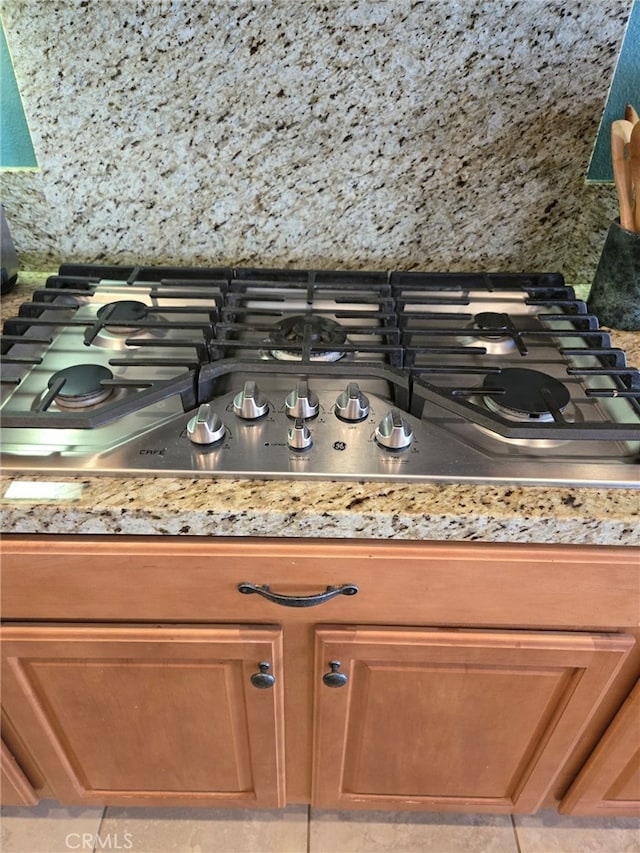 interior details with gas cooktop and backsplash