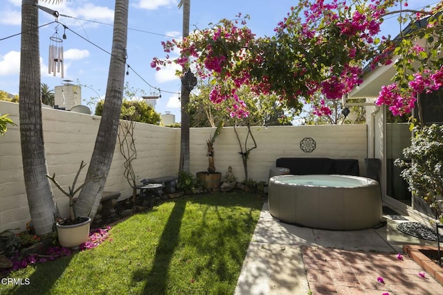 view of yard with a hot tub