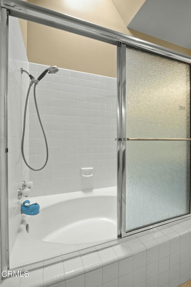 bathroom with enclosed tub / shower combo