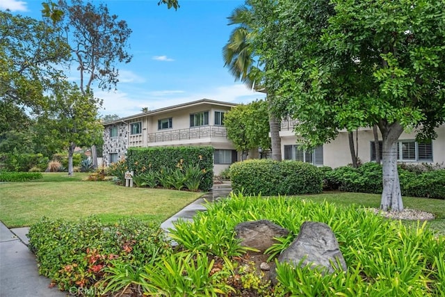 view of front of property featuring a front yard