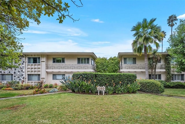 view of front of house featuring a front yard