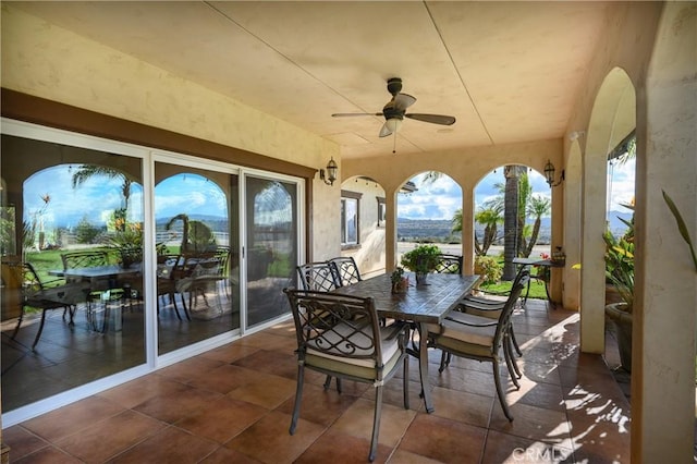 sunroom with ceiling fan