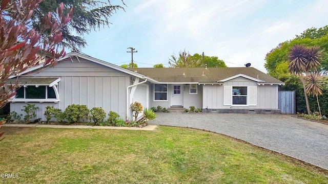 view of front of house with a front lawn