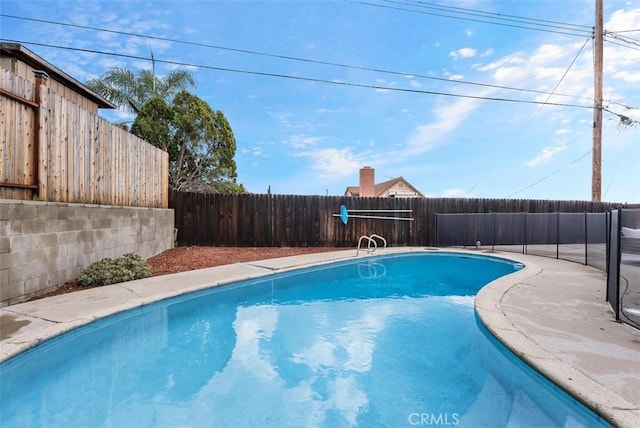 view of swimming pool