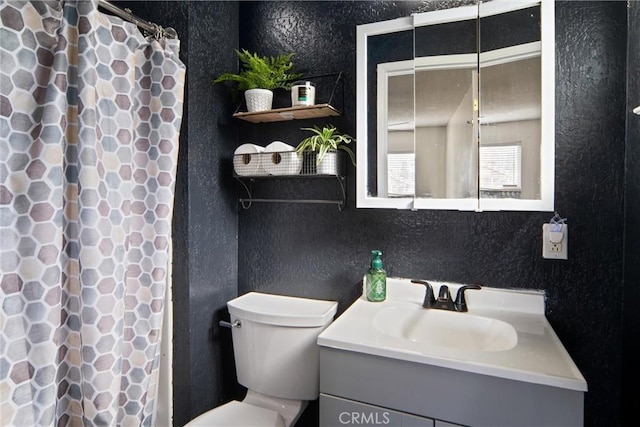 bathroom with a shower with curtain, vanity, and toilet