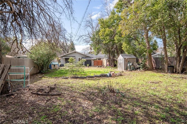 view of yard featuring a shed