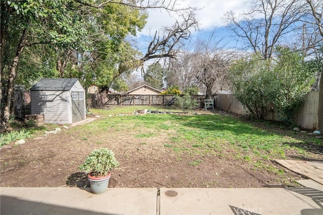 view of yard with a storage unit