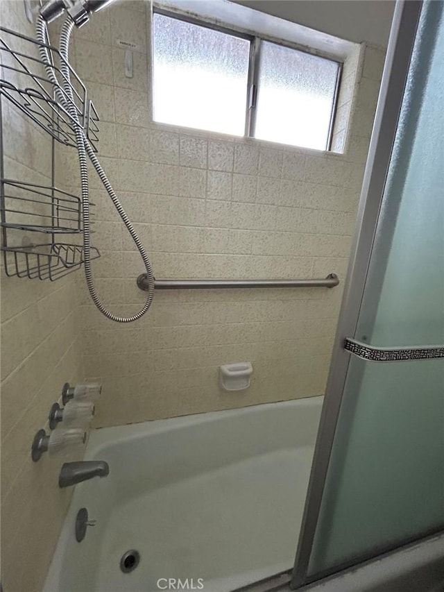 bathroom with tiled shower / bath