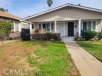 view of front of property featuring a front yard