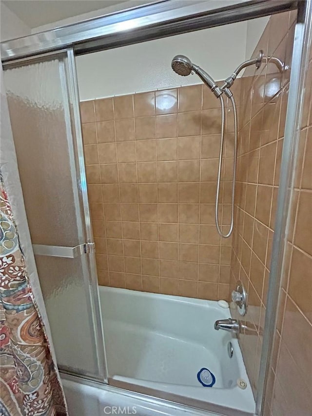 bathroom with tiled shower / bath