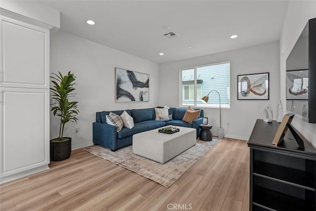 living room with light wood finished floors, baseboards, visible vents, and recessed lighting