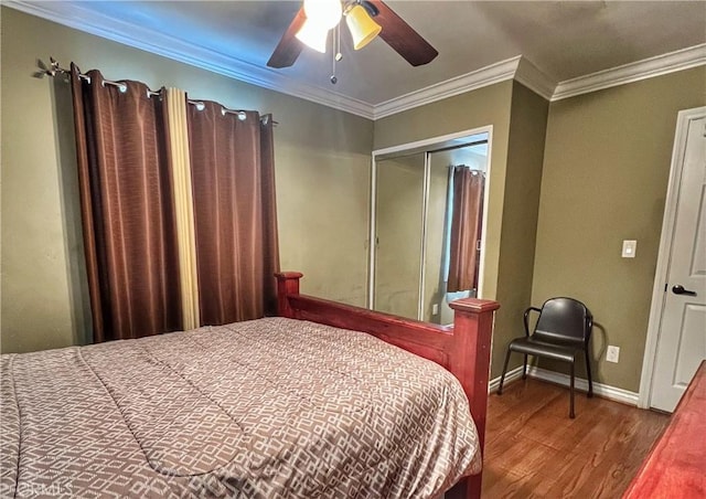 bedroom with ornamental molding, wood finished floors, a ceiling fan, and baseboards