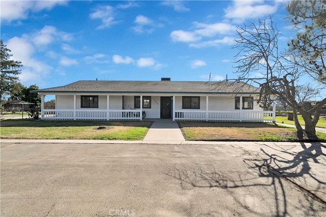 single story home featuring a front lawn