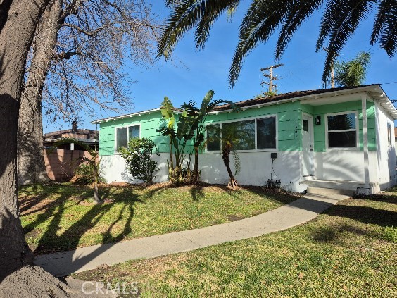 view of front facade featuring a front yard