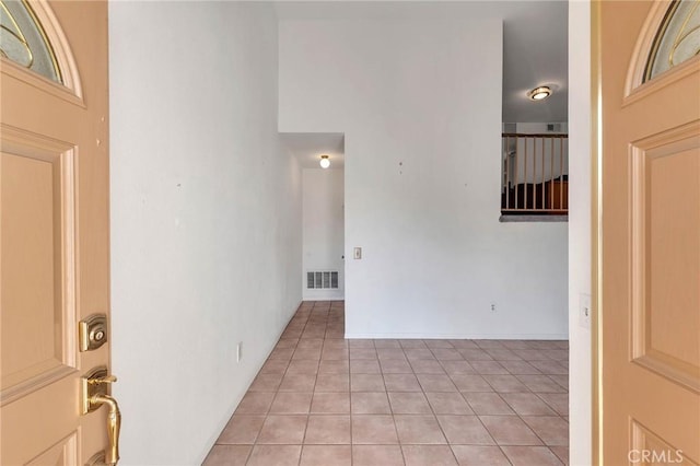 foyer featuring visible vents and light tile patterned floors