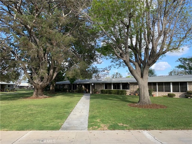 view of front facade featuring a front yard