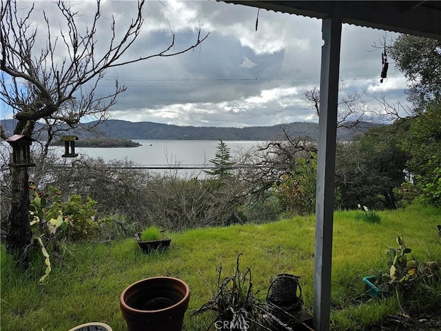 water view featuring a mountain view