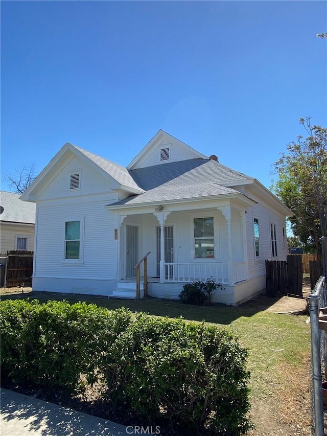 view of front of home featuring a front yard