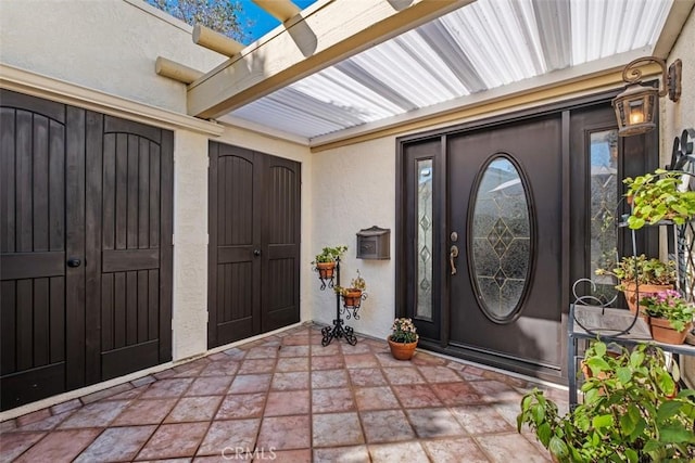 property entrance featuring stucco siding