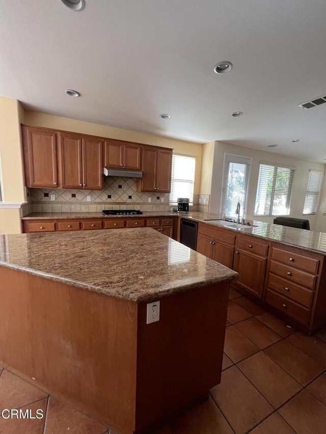 kitchen with sink, gas stovetop, black dishwasher, kitchen peninsula, and backsplash