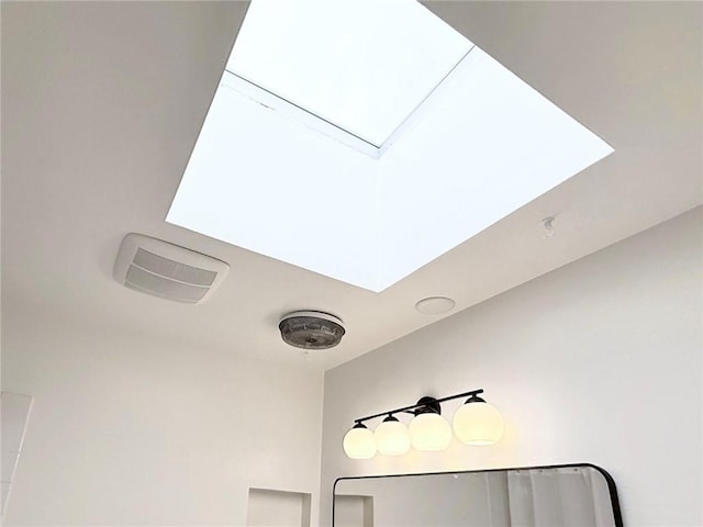 room details featuring visible vents and a skylight