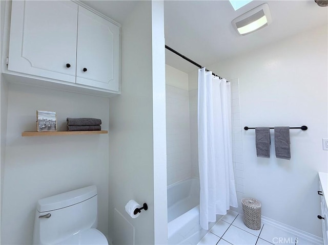 bathroom with tile patterned floors, shower / bath combo with shower curtain, baseboards, and toilet