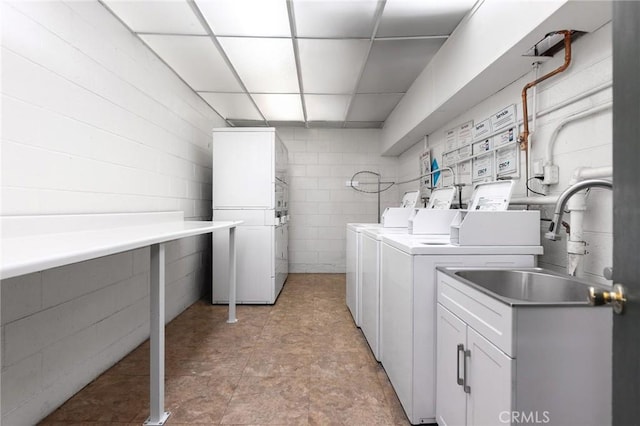 washroom with sink and independent washer and dryer