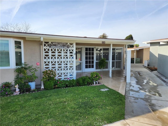 view of front of house with a front lawn and a carport