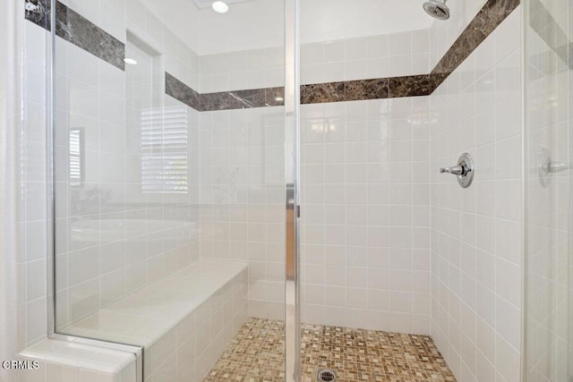 bathroom featuring a tile shower