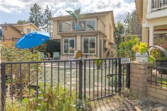 view of front of property featuring a balcony