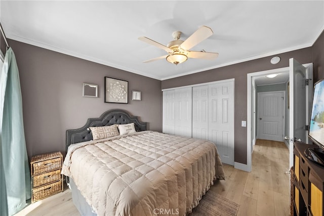 bedroom featuring crown molding, ceiling fan, light hardwood / wood-style floors, and a closet