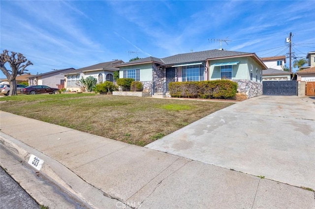 ranch-style house featuring a front yard