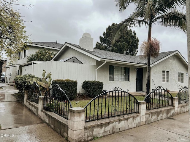 view of front of property featuring a front lawn