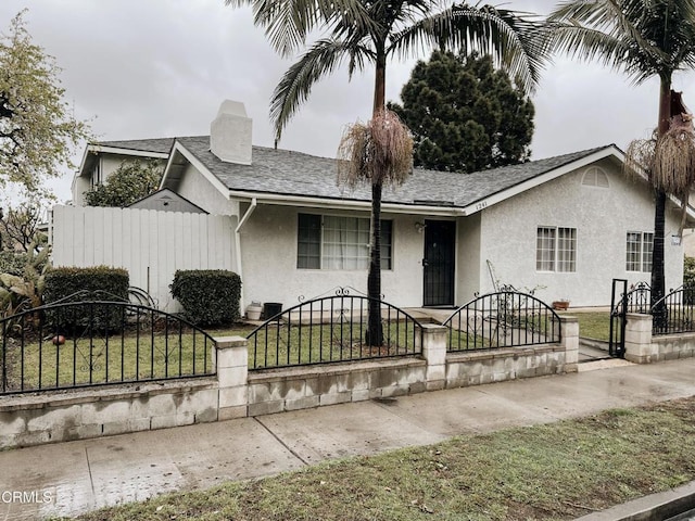 ranch-style home featuring a front lawn