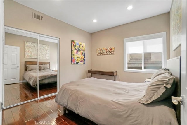 bedroom featuring a closet, visible vents, wood finished floors, and recessed lighting