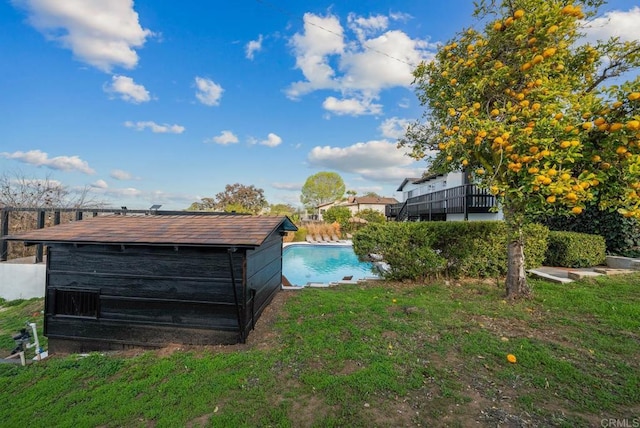 view of yard featuring a fenced in pool