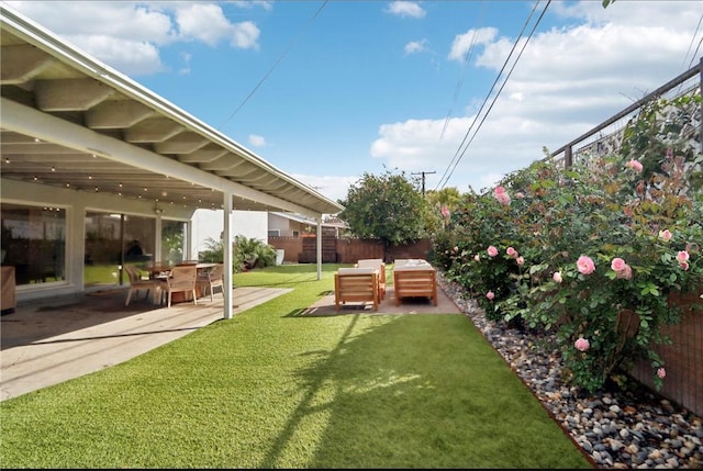 view of yard featuring a patio area