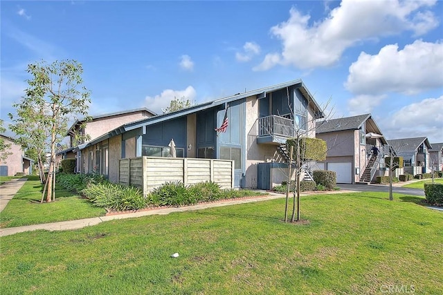 view of front of house featuring a front lawn