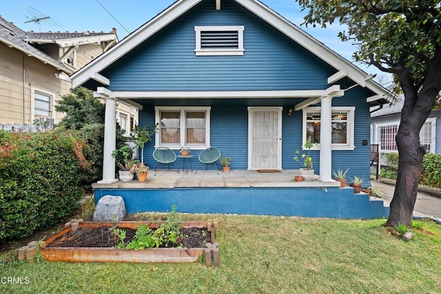 view of front facade featuring a front lawn and covered porch