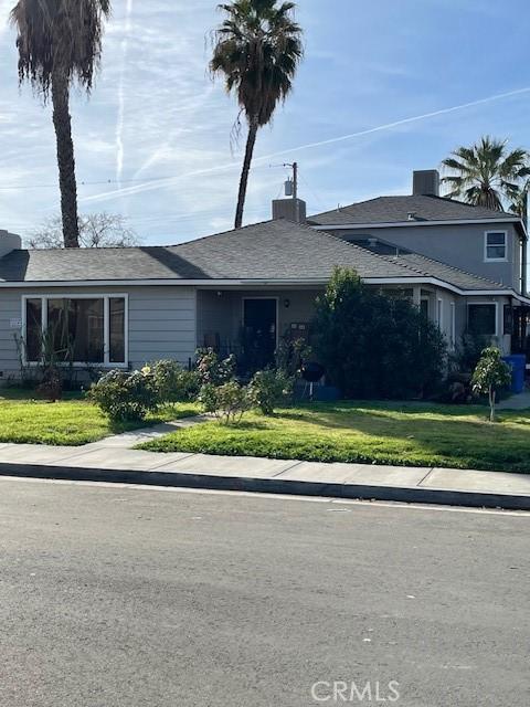 view of front of house featuring a front lawn