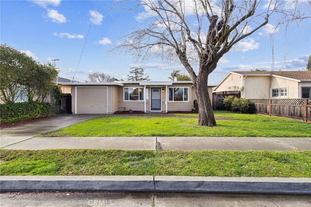 view of front of house featuring fence, a garage, stucco siding, a front lawn, and driveway