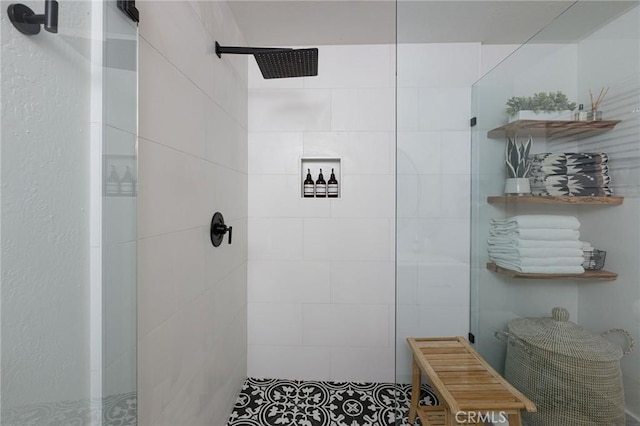 bathroom featuring a tile shower