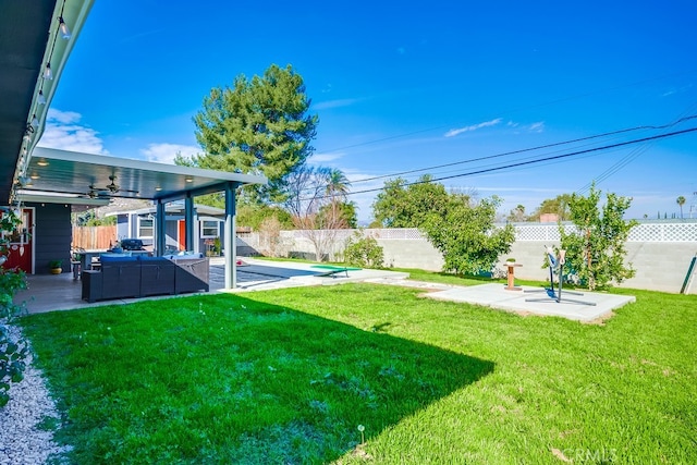 view of yard featuring a patio area, a fenced backyard, outdoor lounge area, and a ceiling fan