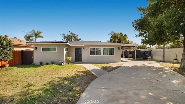 view of front of house featuring a carport and a front yard