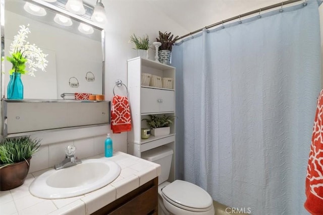 bathroom featuring a shower with curtain, vanity, toilet, and decorative backsplash