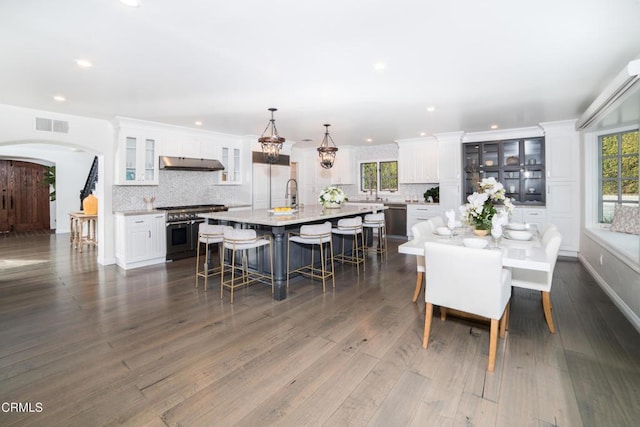 dining space featuring sink and dark wood-type flooring