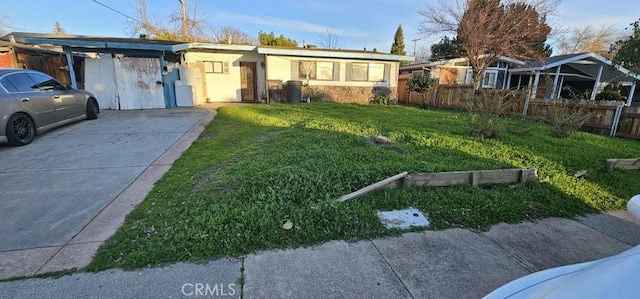 view of front of house featuring a front lawn