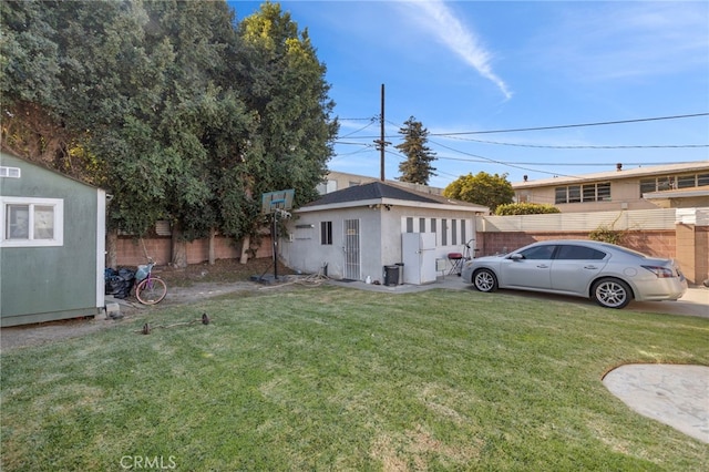 view of yard with an outbuilding