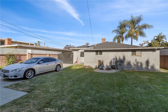 view of front of house featuring stucco siding, a front lawn, and fence