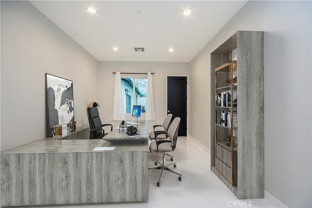 office area with recessed lighting